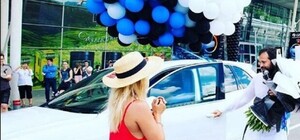 Нічого не шкода: львівський бізнесмен публічно освідчився вагітній жінці і подарував авто