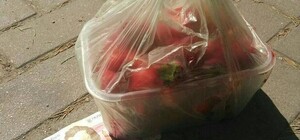 Недолго радовался: на Металлургов мужчина купил клубнику за сувенирные деньги