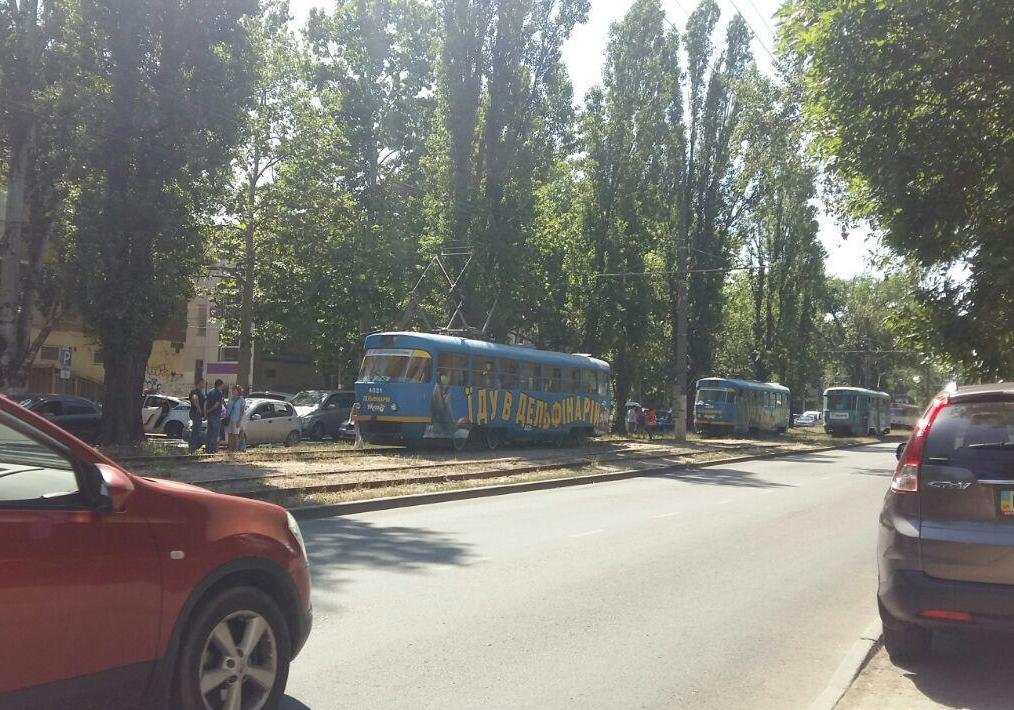 Трамвай сбил человека в Одессе Фото очевидцев Град