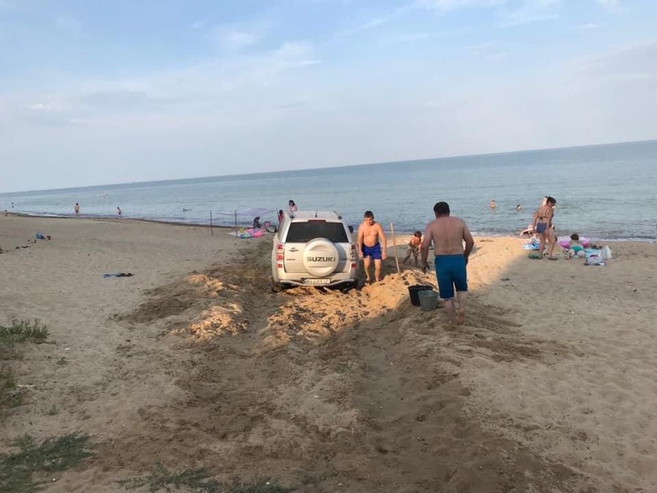 Машина на одесском пляже Фото: Николай Пундик