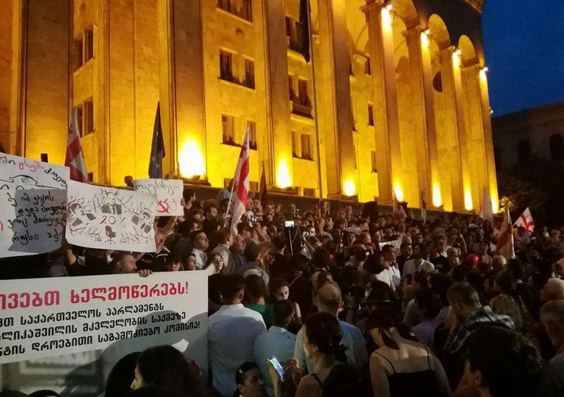 20 июня в Грузии начался массовый протест граждан, который разогнали силовики / twitter.com