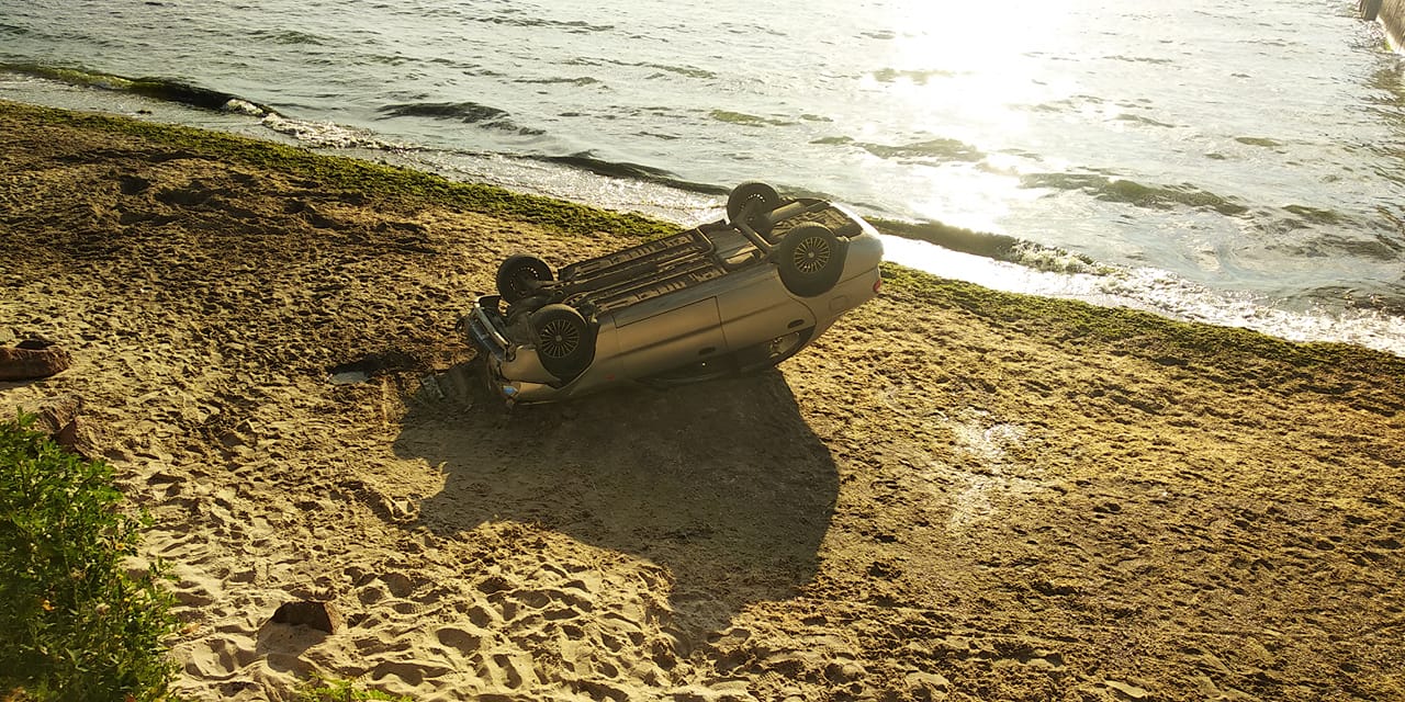 Машина упала в Одессе на пляж  Фото: Елена Добровольская  