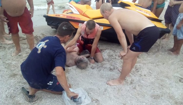 На пляже в Лузановке спасли мужчину: одесситов просят помочь. Фото спасателей
