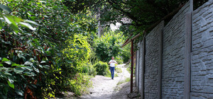 Оттяпал: симферополец перегородил забором переулок