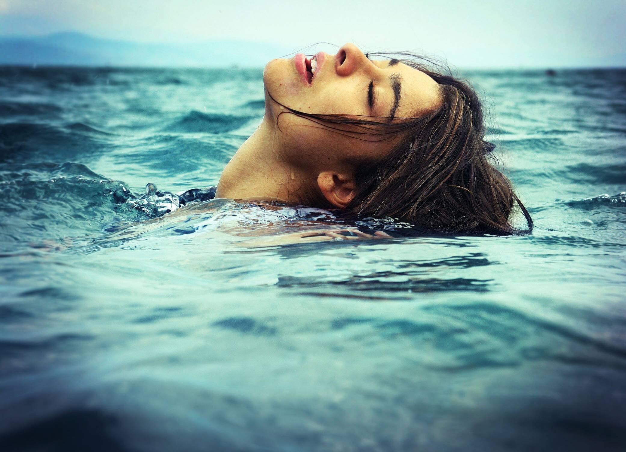 Девушка пода. Девушка-море. Девушка в воде. Фотосессия в воде. Фотосессия на море.
