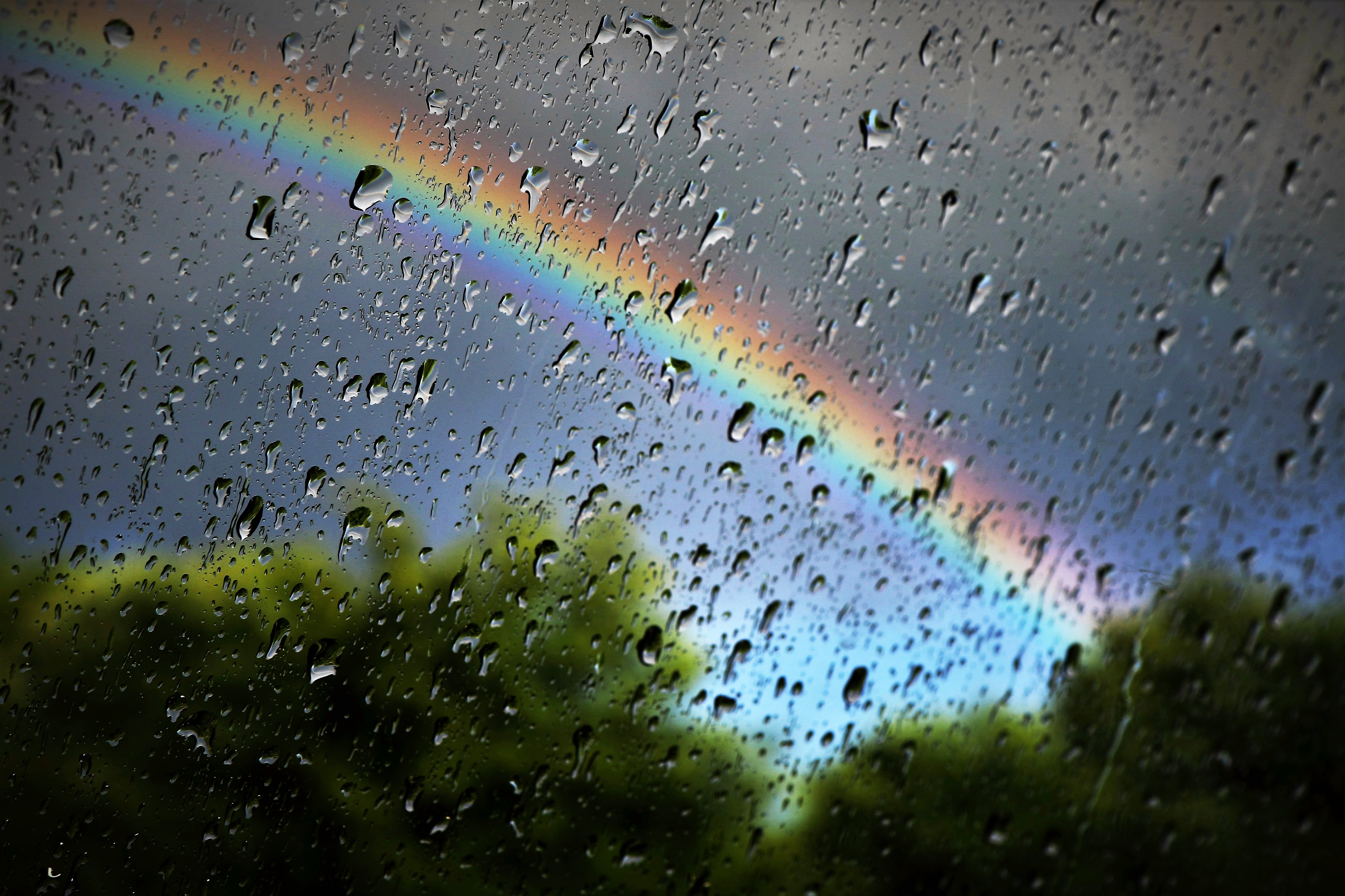 Дождь с радугой. Фото: pixabay
