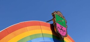 Обновили: на Радуге установили новые гербы, так как прошлые пострадали от вандалов