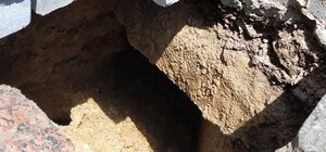 Смотри под ноги: на Греческой площади появилась глубокая яма