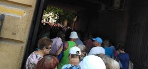 Помоги пенсионерам разобраться: в Одессе огромные очереди для оплаты за свет