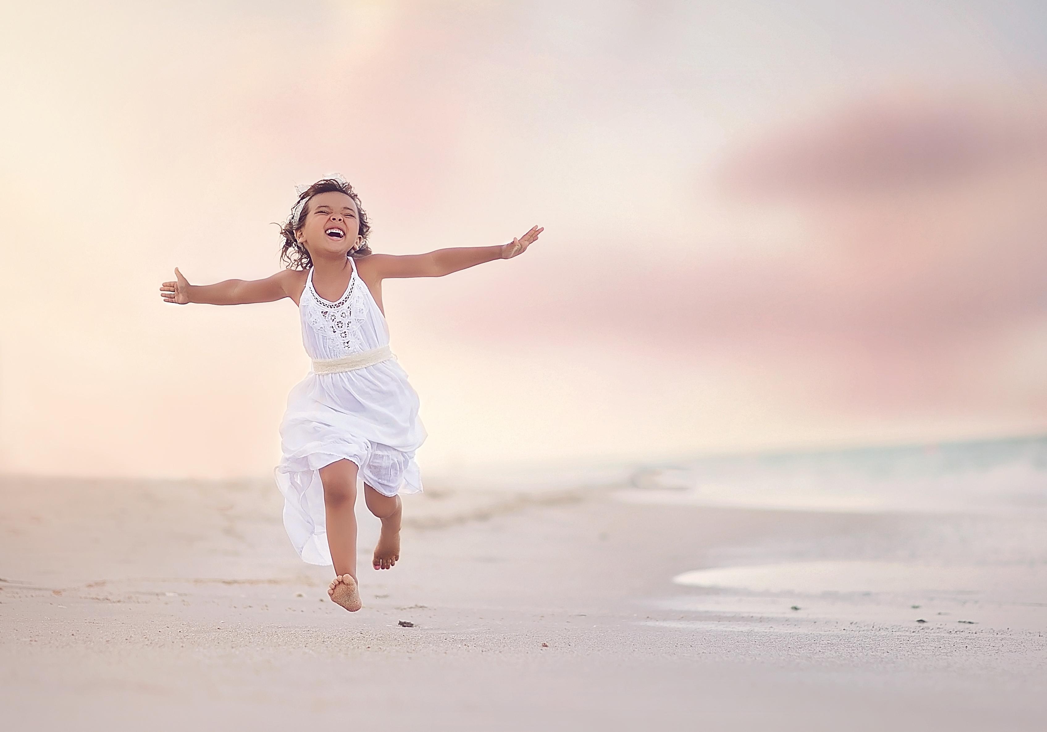 Ура, отпуск Фото: бежит довольный ребенок