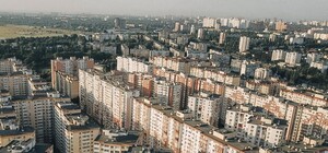 Высотки, машины и поле: Радужный с высоты птичьего полета