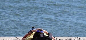 Едва успели: жительницу Мелитополя унесло в море на матрасе