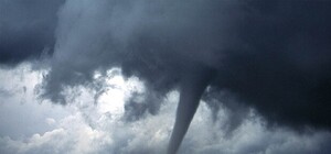Торнадо на дороге: местные жители увидели смерч около Приморска (видео)