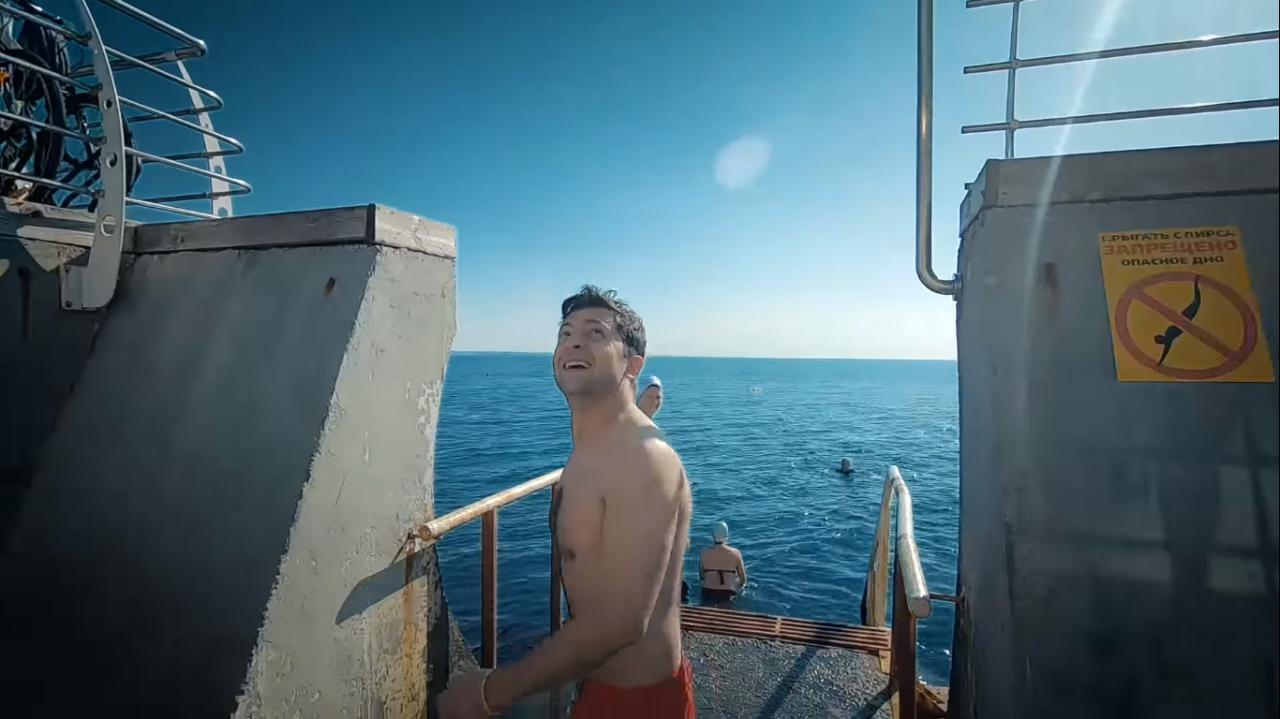 Зеленский искупался в море в Одессе. Скриншот с видео