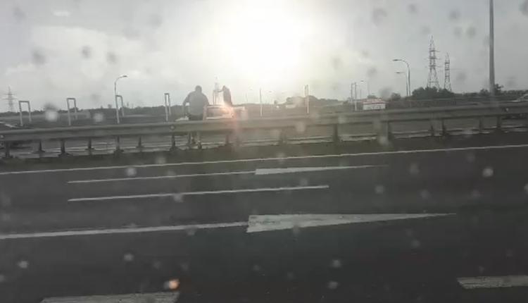 Женщина хотела покончить с собой на Клеверном мосту. Скриншот с видео