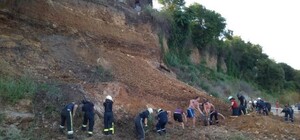 На пляже в Черноморке случился оползень: спасатели и местные жители искали под завалом людей