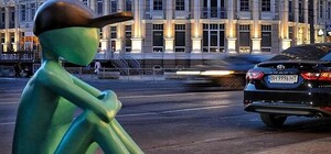 Возле Музкомедии заметили гигантских человечков: что это такое