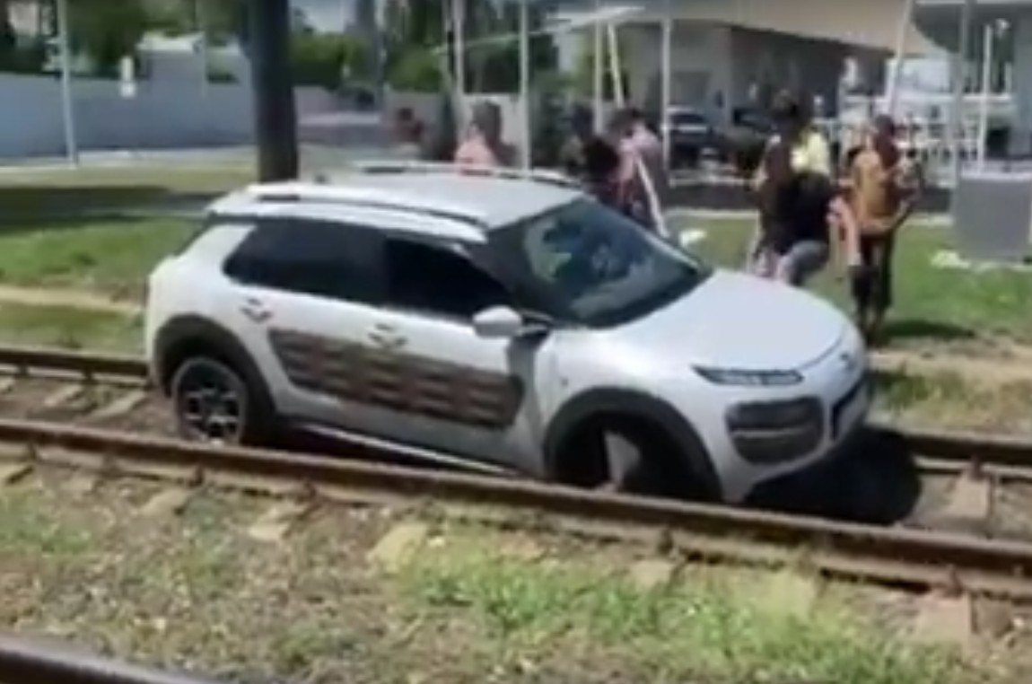 В Одессе автомобиль застрял на рельсах Кадр из видео
