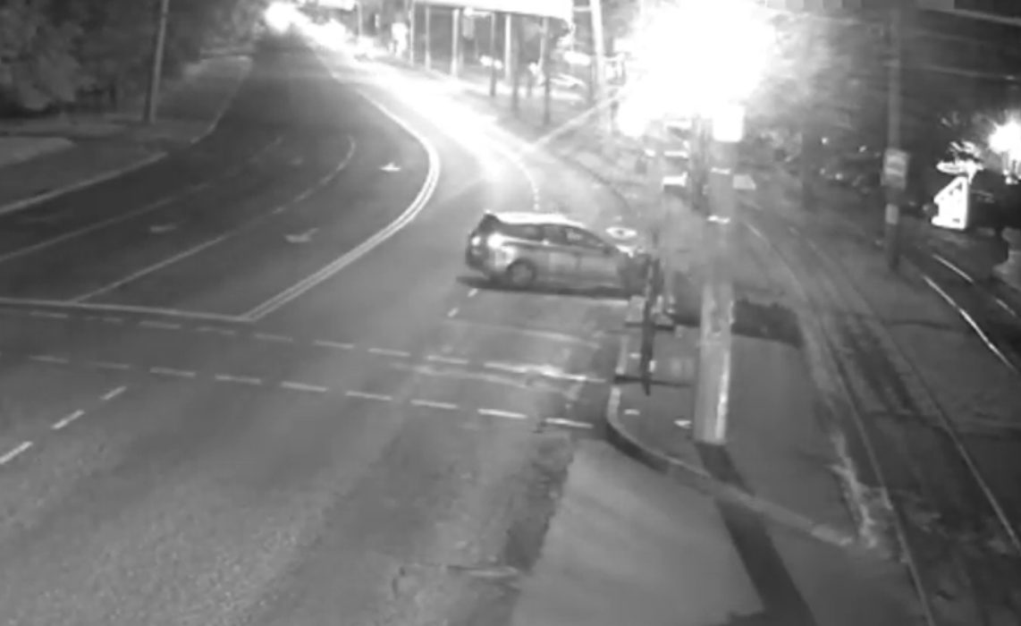 В Одессе автомобиль влетел в остановку Фото: Кадр из видео