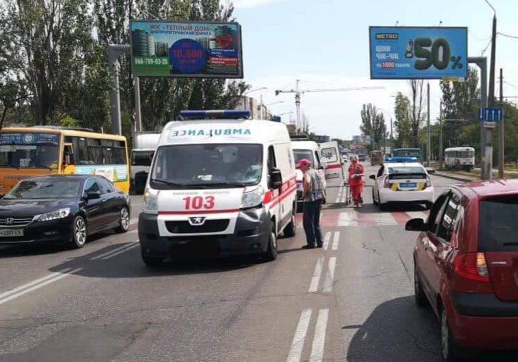 23 июля на Николаевской дороге "скорая" сбила пешехода на "зебре". Фото полиции