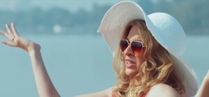 Жара: по центру Черноморска ходила полуголая женщина