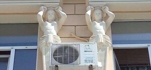 Не знают, куда прятать: что решили в Одессе по поводу кондиционеров на фасадах исторических зданий