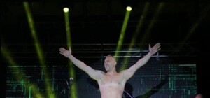 Голые исполнители и десятки тысяч людей: как прошел первый день музыкального фестиваля