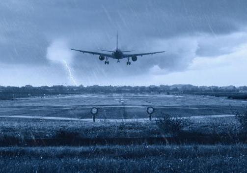 Самолет в дождь Фото: AutoGear