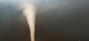 Стихия разбушевалась: в поле заметили смерч (видео)