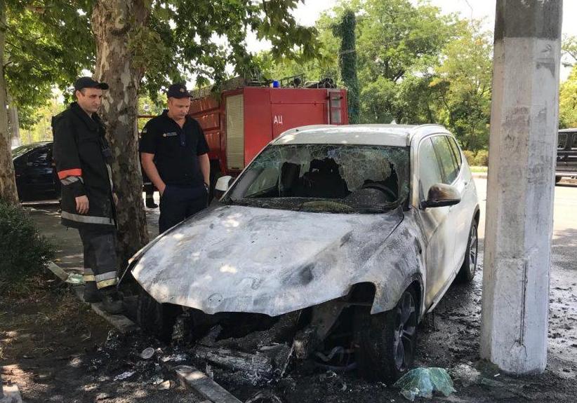В Одессе сгорела машина Фото: Odessa Online 