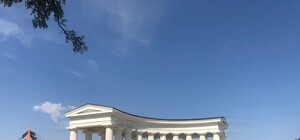 Не подойдешь: в Одессе приходится любоваться колоннадой издали