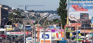 Полюбуйся: на Оболони фасад дома очистили от рекламных вывесок