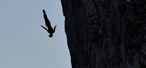 Роковой шаг: запорожец покончил жизнь самоубийством, прыгнув со скалы (видео)