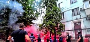 Фаеры, крики и петарды: в Запорожье между футбольными фанатами возник конфликт