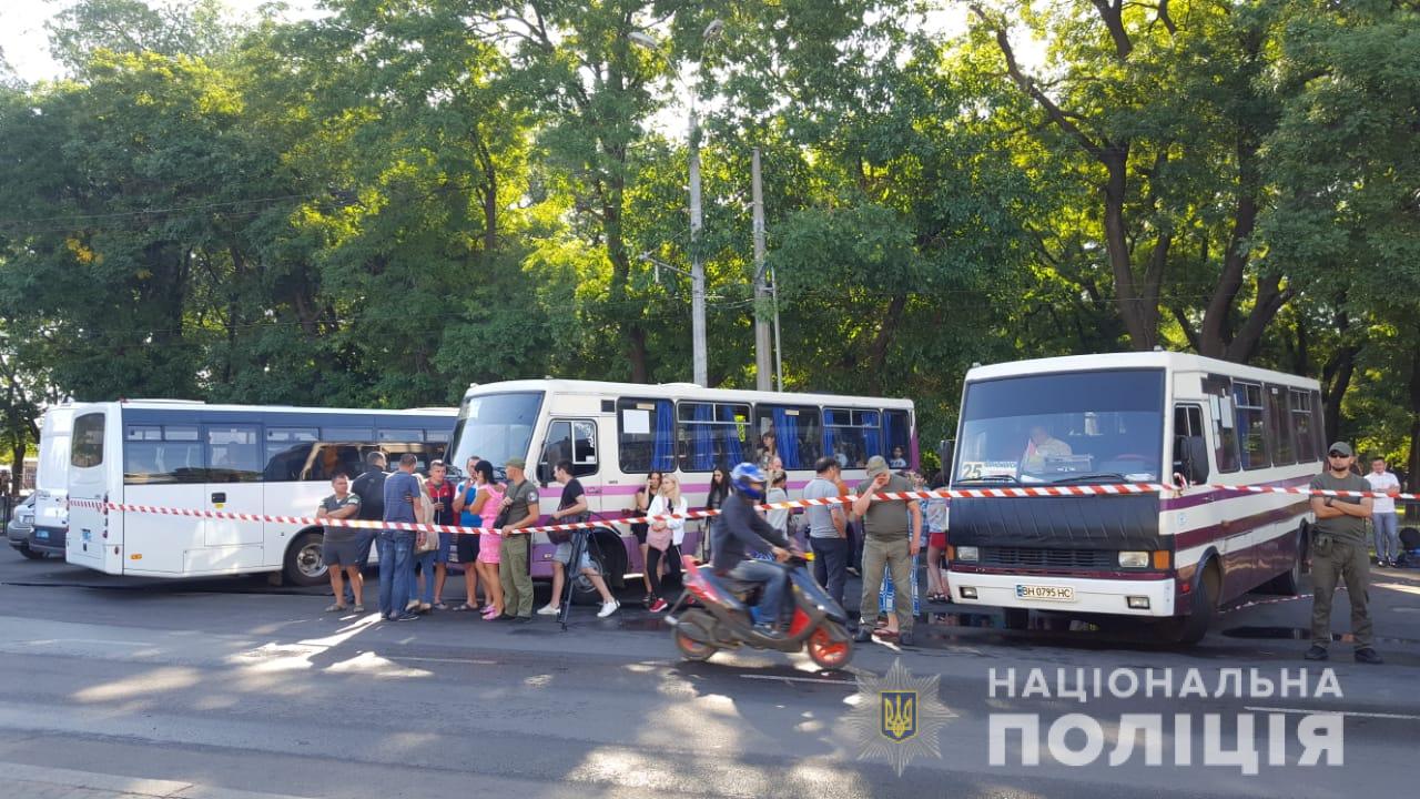 Эвакуированных жильцов одесского отеля временно разместили в маршрутках Фото: Нацполиция 