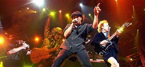 Вот это да: по центру проехало авто с рок-группой на открытой сцене