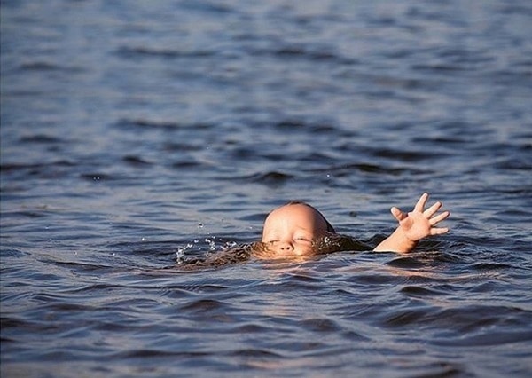 В Санжейке родители оставили трехлетнего ребенка и пошли купаться в море