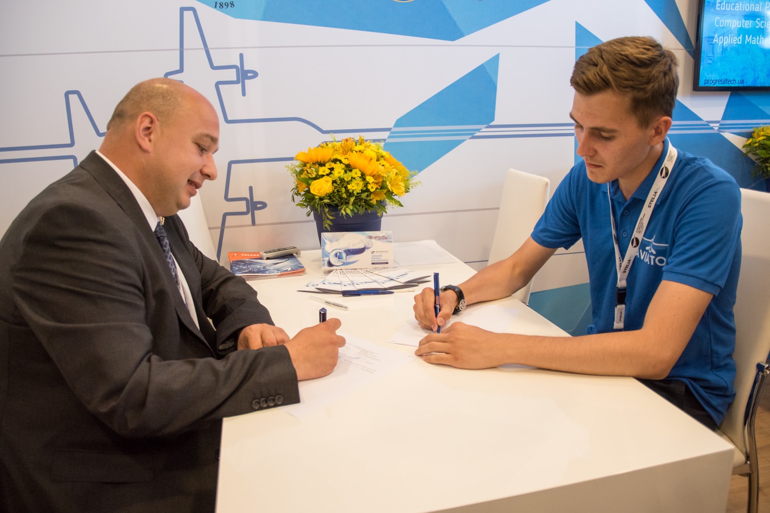 Новость - События - Украинцы на авиафоруме Ле Бурже 2019: студент подписал контракт с компанией Boeing