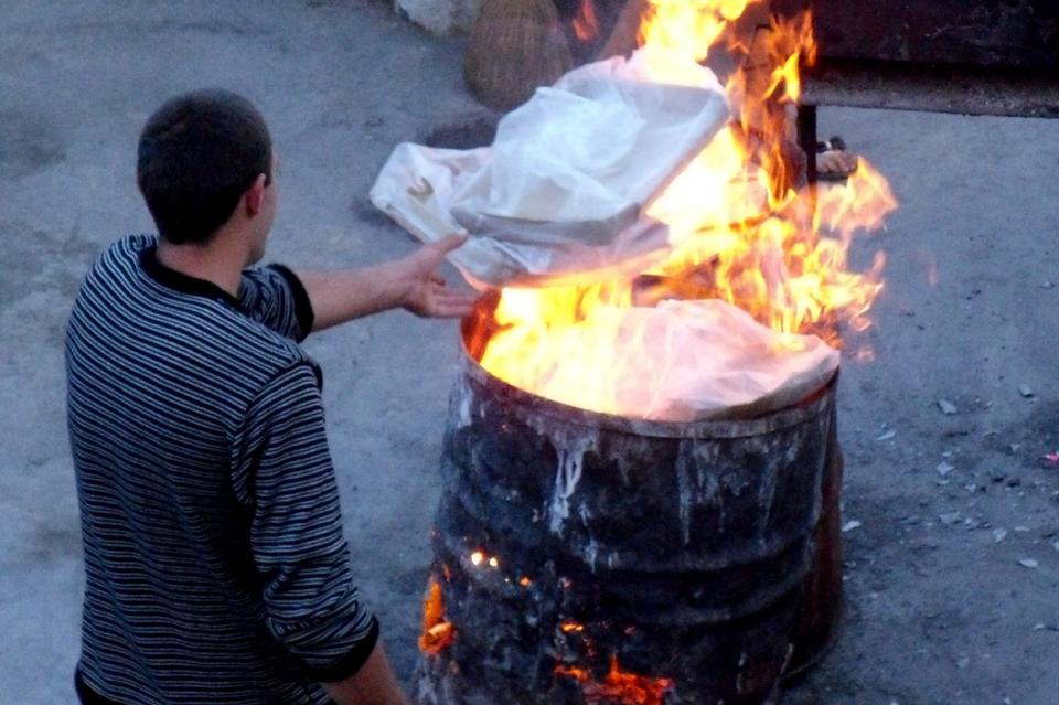 В одесском дворе на Таирова жгли мусор и случайно подпалили фонарный столб Фото: bezformata