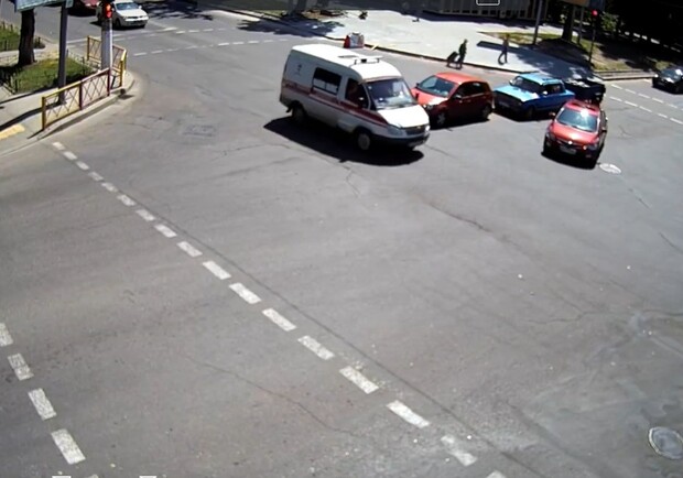 В Одессе водитель врезался в автомобиль, который пропускал скорую Кадр из видео Центр 077