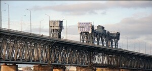 Страшновато: на Амурском мосту шатаются столбы (видео)