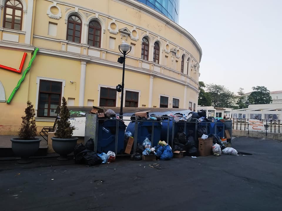 ТЦ Афину в Одессе завалило мусором. Фото Дмитрия Жданова