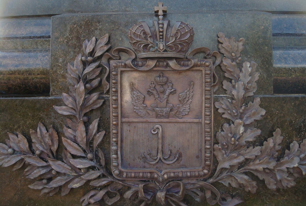 Герб Одессы образца до 1917 года, выполненный в бронзе (деталь Александровской колонны в парке Шевченко). Фото с Википедии