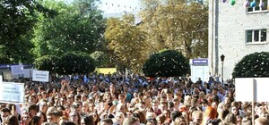 Гроб и похоронная музыка: как в ЗНУ отметили День знаний (фото)