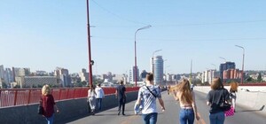 Устроили бунт: через Новый мост прошла толпа днепрян