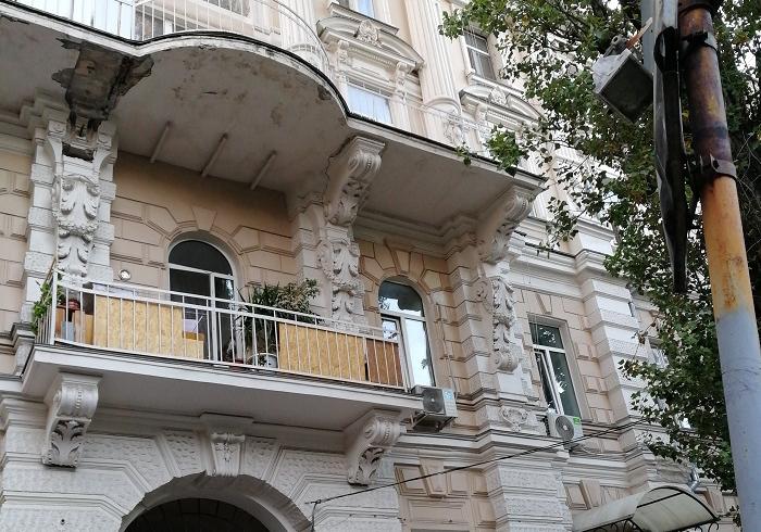 В центре Одессы вот-вот рухнет старинный балкон Фото: Центр обращений граждан 