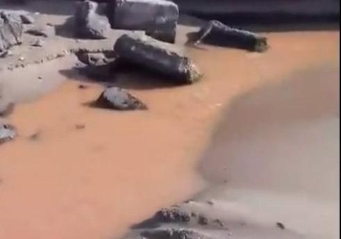 В воду в районе пляжа Отрада стекает глиняный поток. Фото: скриншот видео