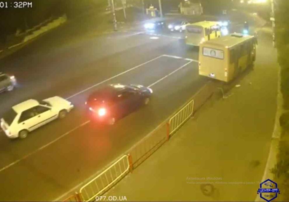 В Одессе две маршрутки снесли забор и светофор. Скриншот видео