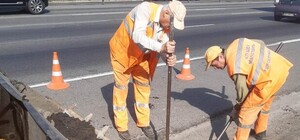 Готовятся в осенним дождям: в Киеве коммунальщики очищают ливневки