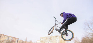 Будет где покататься: на поселке Котовского начали ремонтировать роллердром